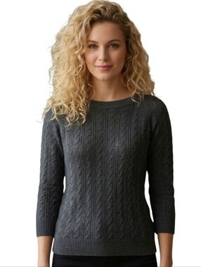 "American Eagle Outfitters" (L/G) Pretty Gray 3/4 Sleeves Knit Sweater